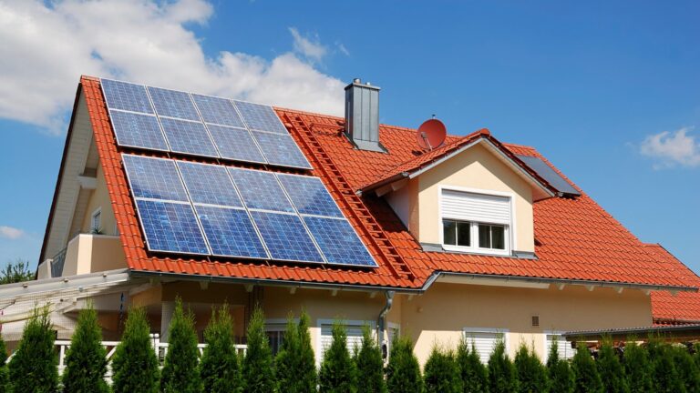 Impianto fotovoltaico installato nel tetto di un'abitazione