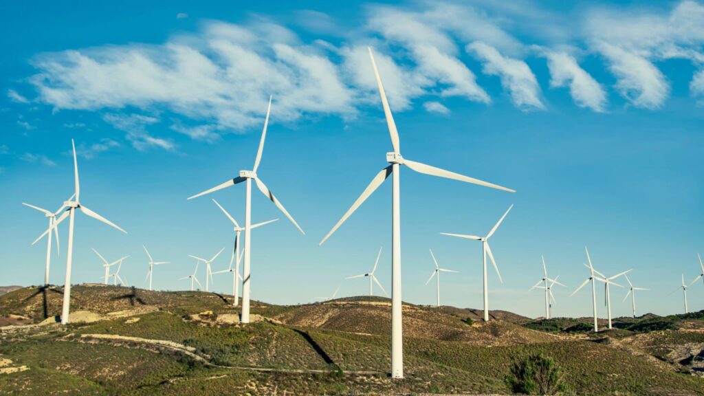 Installazione di pale eoliche in un campo