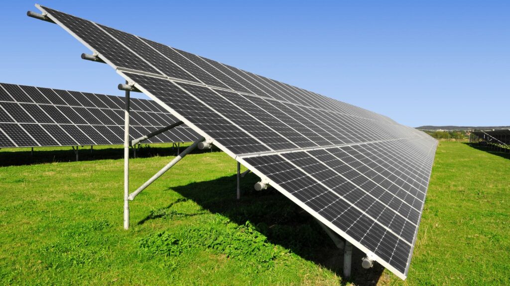Pannello fotovoltaico installato in un terreno