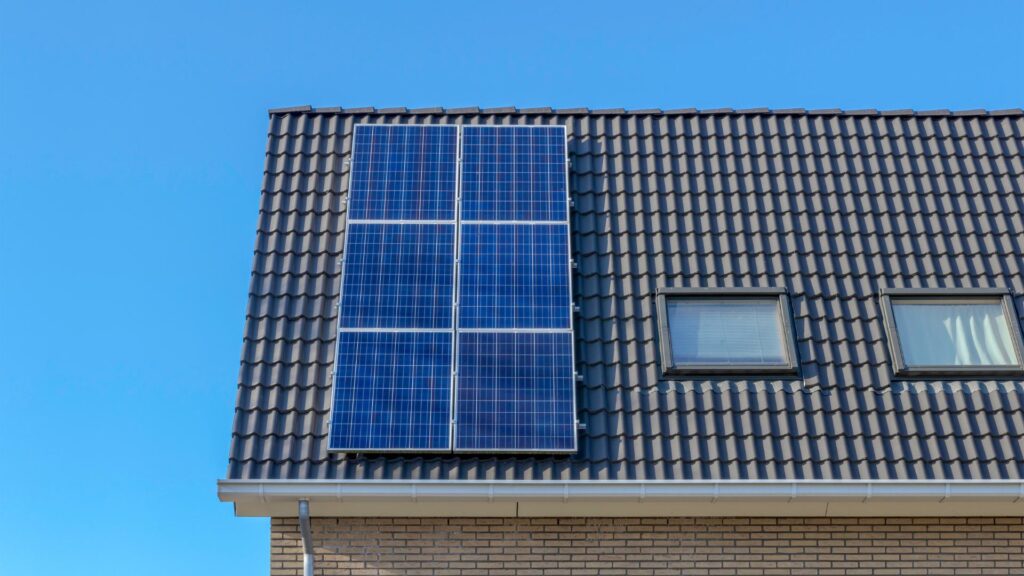 Pannello fotovoltaico installato su un tetto, utile per la transizione energetica