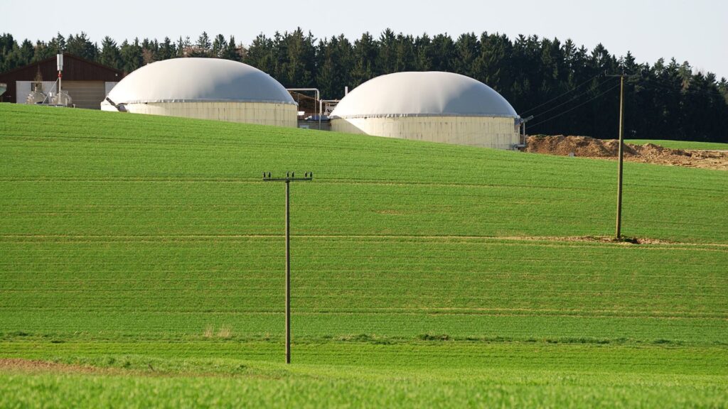 Due vasche di biomasse installate in un terreno