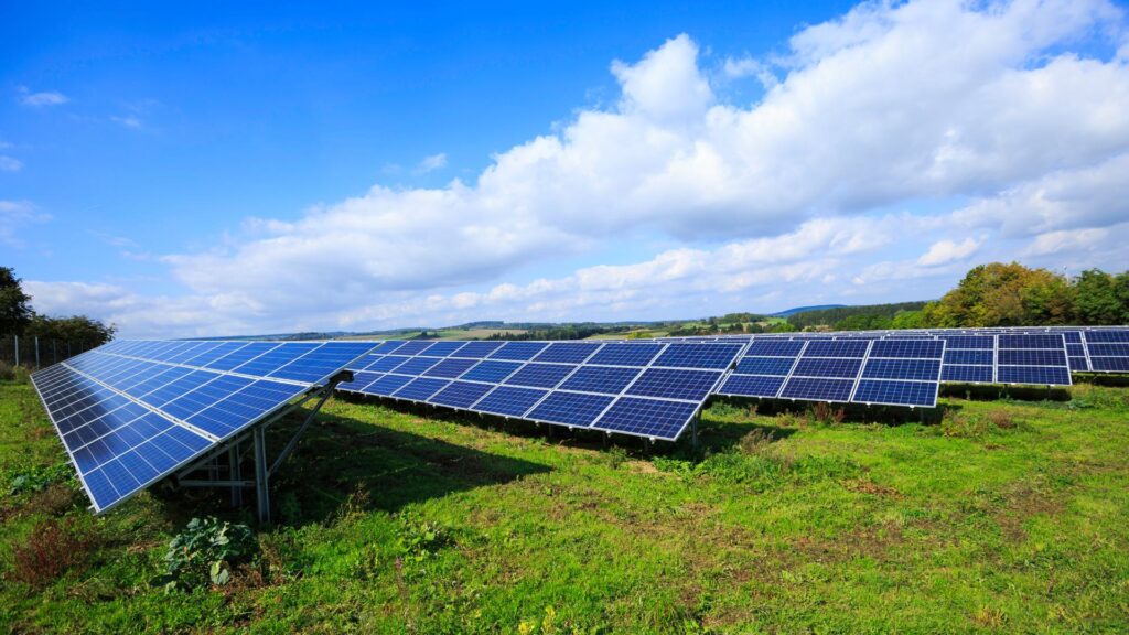 Pannelli solari in Italia installati in un campo
