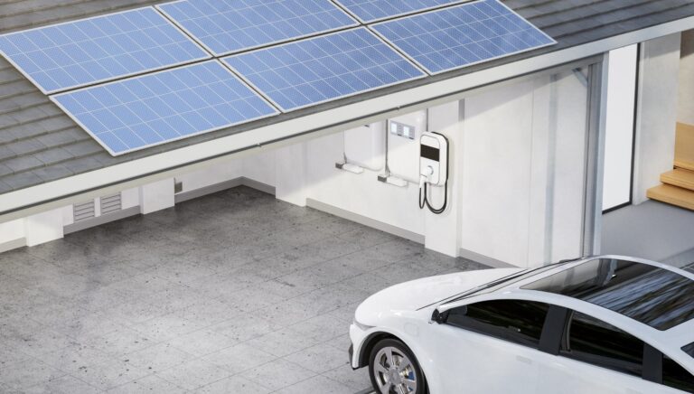 Pannelli fotovoltaici installati nel tetto utili per ricaricare l'auto elettrica